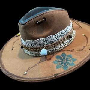 Size 7-7.5 hat adjustable in the crown that can be made smaller.
